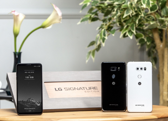 LG전자가 13일 'LG 시그니처(LG SIGNATURE)'의 두 번째 스마트폰 'LG 시그니처 에디션'을 국내 시장에 본격 출시한다. 제품 이미지.  LG전자 제공